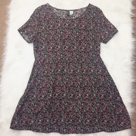 H&M Dresses & Skirts - Divided H&M short and sweet floral dress